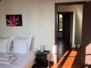 a bedroom with a bed and a table with a picture on the wall at LA CHERIELLE in Auvers-sur-Oise