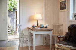 una mesa con sillas y una lámpara encima. en Villa Weidling B&B, en Fengersfors