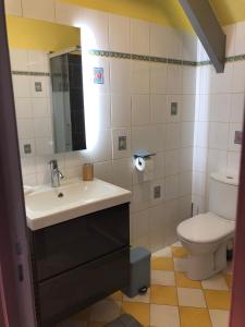 LA CHERIELLE في أوفيرس سور واز: حمام مع حوض ومرحاض