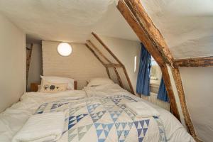 Katil atau katil-katil dalam bilik di Finest Retreats - The West Wing at Gypsy Hall