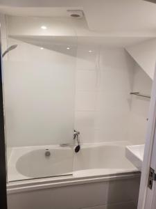 e bagno con vasca bianca e rubinetto. di Luxe vakantiehuisje in prachtige en rustgevende omgeving a Nieuwe-Niedorp