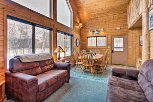 een woonkamer met een bank en een tafel bij Cabin with Fireplace Less Than 1 Mile to Lakes and Golf in Pequot Lakes