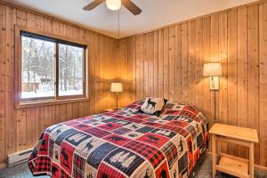 Ein Bett oder Betten in einem Zimmer der Unterkunft Cabin with Fireplace Less Than 1 Mile to Lakes and Golf