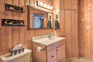 Ein Badezimmer in der Unterkunft Cabin with Fireplace Less Than 1 Mile to Lakes and Golf