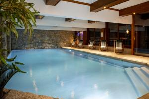 Bazén v ubytování Hotel Mont Vallon nebo v jeho okolí