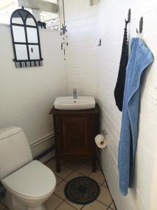 Ένα μπάνιο στο Keramikhuset 2 komma 0, smuk natur og hjemlig hygge