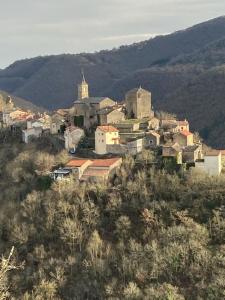 ein kleines Dorf an der Seite eines Hügels in der Unterkunft Gîte Miss Cardabelle in La Bastide-Pradines