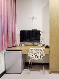 a desk with a computer monitor and a chair at Tainan Yi Zhan in San-fen-tzu +20 photos