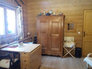 eine Küche mit einem Schreibtisch und einem Stuhl mit einem Teddybär in der Unterkunft Chambres d’Hôtes les Hermines in Saint-Nicolas-la-Chapelle