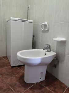 łazienka z białą toaletą i umywalką w obiekcie Apartamento Vista al Mar w mieście Los Silos