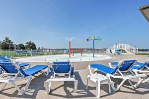 Piscina de la sau aproape de Resort Perks and Porch Central Lands End Condo!