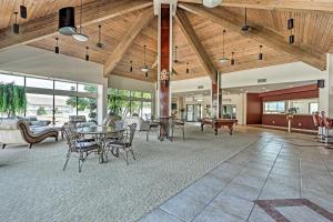 Un restaurant sau alt loc unde se poate mânca la Resort Perks and Porch Central Lands End Condo!