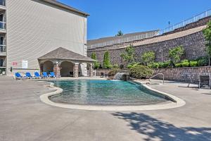Piscina de la sau aproape de Resort Perks and Porch Central Lands End Condo!