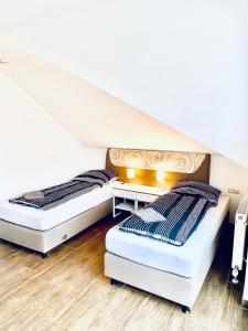 2 Einzelbetten in einem Zimmer mit Dachgeschoss in der Unterkunft nJoy! Sunny & Simple - Dachterasse - gratis WLAN in Bad Friedrichshall