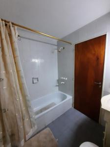 Un baño de Departamento Nueva Córdoba