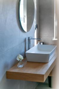 VILLA PORRELLI rooms & spa suite في San Demetrio neʼ Vestini: حمام مع حوض أبيض ومرآة