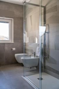 bagno con doccia in vetro e lavandino di VILLA PORRELLI rooms & spa suite a San Demetrio neʼ Vestini