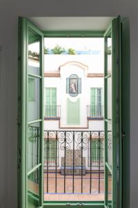 una ventana abierta con vistas a un edificio en Hommyhome Teodosio en Sevilla