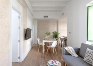 ein Wohnzimmer mit einem Sofa und einem Tisch in der Unterkunft Hommyhome Teodosio in Sevilla