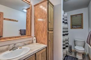 un bagno con lavandino e WC di Dog-Friendly Crosby Home with Bike Storage! a Crosby Altre 21 foto