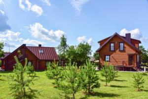 una gran casa de madera con árboles en el patio en "Trakaitis" Entire Deluxe Villa, en Trakai