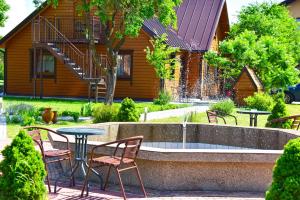un patio con sillas y una mesa frente a una casa en "Trakaitis" Entire Deluxe Villa, en Trakai