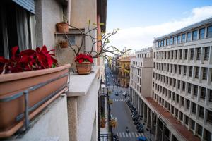 - Balcón con vistas a una calle de la ciudad en Scirocco House, en Palermo