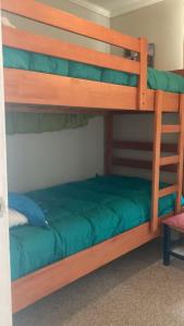 2 literas en una habitación con cama verde en Departamento en la playa, en Viña del Mar