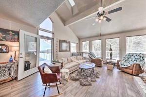 克劳德克罗夫特Bright Cloudcroft Condo with Game Room and Deck!的带沙发和椅子的客厅