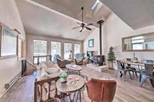 克劳德克罗夫特Bright Cloudcroft Condo with Game Room and Deck!的带沙发和桌子的客厅