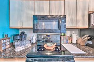 Bright Cloudcroft Condo with Game Room and Deck!的厨房或小厨房