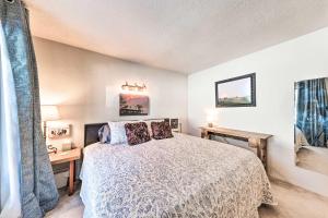 Bright Cloudcroft Condo with Game Room and Deck!客房内的一张或多张床位