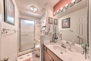 克劳德克罗夫特Bright Cloudcroft Condo with Game Room and Deck!的带水槽、淋浴和马桶的浴室