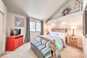 克劳德克罗夫特Bright Cloudcroft Condo with Game Room and Deck!的卧室里有一张床和一台电视机