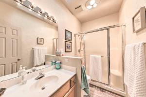克劳德克罗夫特Bright Cloudcroft Condo with Game Room and Deck!的带水槽和淋浴的浴室 更多21张照片