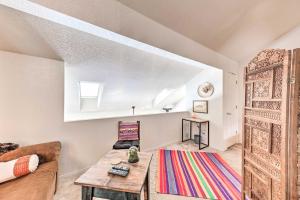 Bright Cloudcroft Condo with Game Room and Deck!的休息区