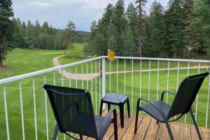 Bright Cloudcroft Condo with Game Room and Deck!外面的花园