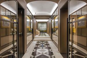 corridoio con pavimenti in piastrelle bianche e nere di Hotel Lunetta a Roma