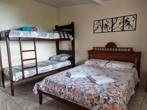 sypialnia z 2 łóżkami piętrowymi i łóżkiem w obiekcie Tranquilidade e vista privilegiada w mieście Ilhabela