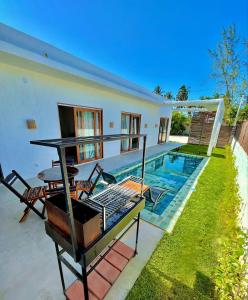 une maison avec un grill et une piscine dans l'établissement Casa Charme na Praia do Patacho-AL (prox.Milagres), à Porto de Pedras