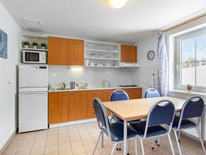 Kuchyň nebo kuchyňský kout v ubytování Holiday Home Holiday Hill 64 by Interhome