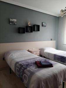 2 Betten in einem Zimmer mit 2 in der Unterkunft Marqués de La Rioja in Logroño