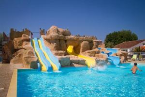 Piscina de la sau aproape de Mobil home sur camping 4 étoiles CAP SOLEIL St Denis d'Oléron
