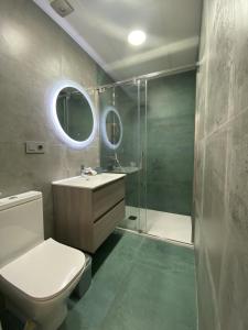 Kúpeľňa v ubytovaní Villa Martina 4 bedroom villa with air conditioning & private swimming pool ideal for families