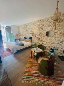 een slaapkamer met een bed en een tafel en stoelen bij Pitibi Maison d'Hote in Sanary-sur-Mer
