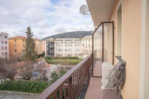 ein Balkon mit Blick auf ein Gebäude in der Unterkunft 021 - Casa Ponente con Terrazzo - CENTRO città, Carruggio e Mare BAIA DEL SILENZIO a 500 m in Sestri Levante