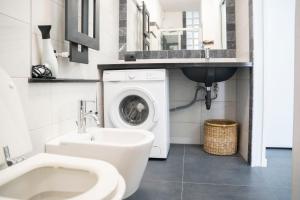 ein Badezimmer mit Waschmaschine und Waschbecken in der Unterkunft 021 - Casa Ponente con Terrazzo - CENTRO città, Carruggio e Mare BAIA DEL SILENZIO a 500 m in Sestri Levante + 53 Fotos
