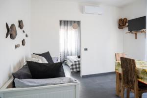 ein Wohnzimmer mit einer Couch und einem Sessel in der Unterkunft 021 - Casa Ponente con Terrazzo - CENTRO città, Carruggio e Mare BAIA DEL SILENZIO a 500 m in Sestri Levante