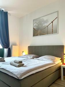 - une chambre avec un lit et des serviettes dans l'établissement Downtown Apartment 4U Leipzig, à Leipzig