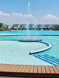 a fountain in the middle of a pool of water at The Blyde Crystal lagoon, Pretoria (2 beds) in Pretoria